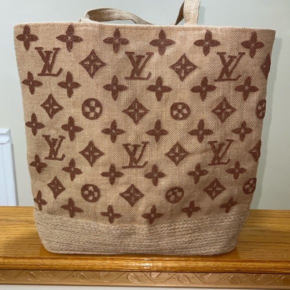 Island Beach Ready 🕶️Can’t believe I’m posting this! LV NWOT - Picture 1 of 11